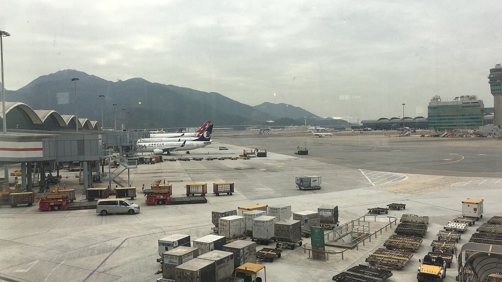 Shandong Airlines aircraft in current livery