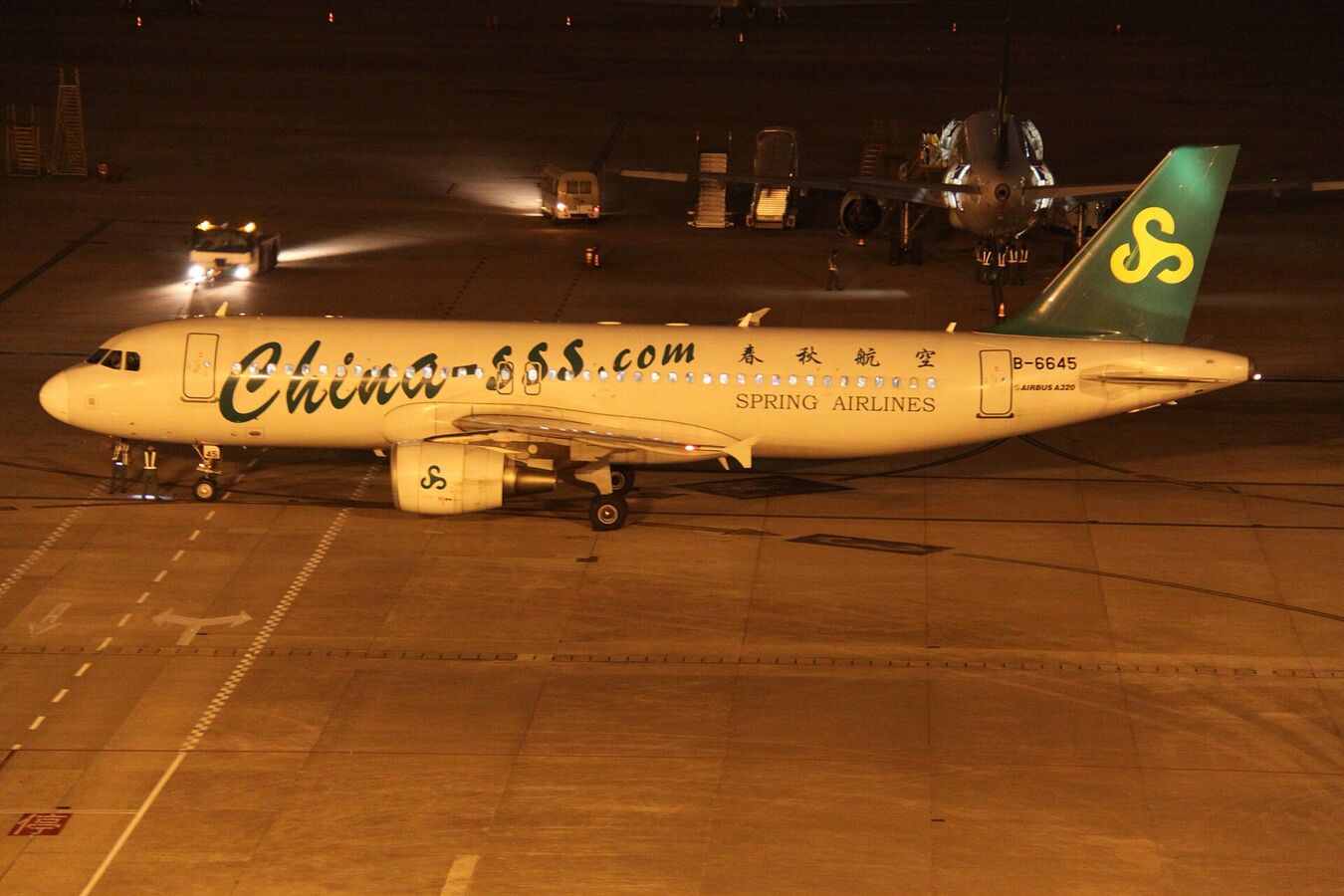 Spring Airlines aircraft in current livery