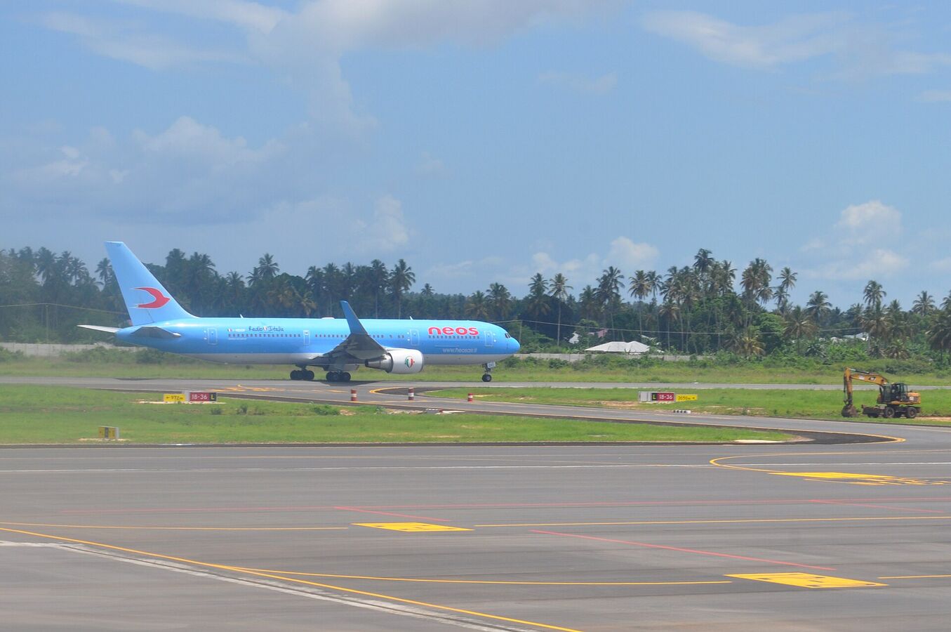 Neos aircraft in current livery